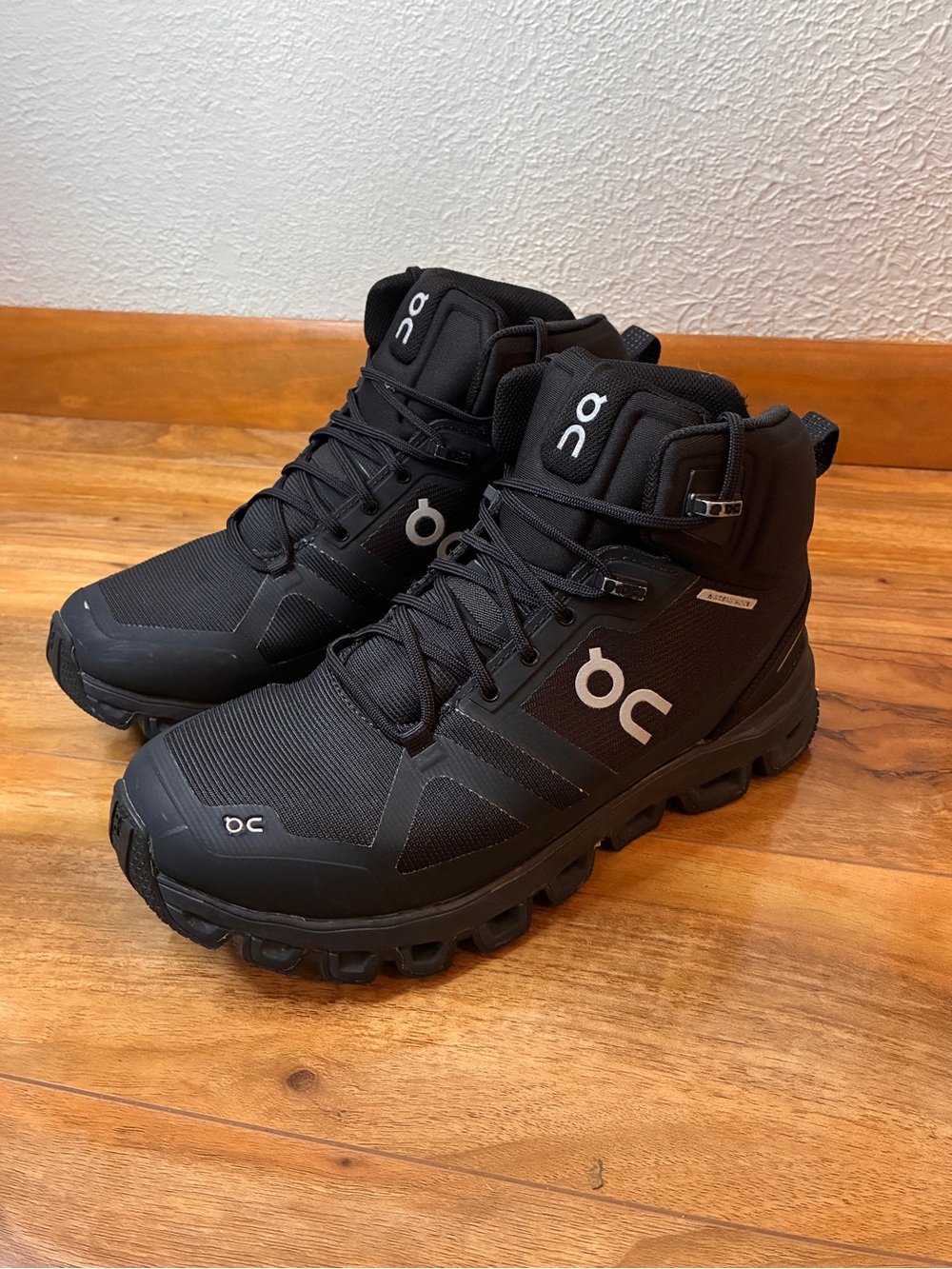 On Cloud Women’s Cloudrock Mid Waterproof Athletic Hiking Shoe Sneakers-size 6.5